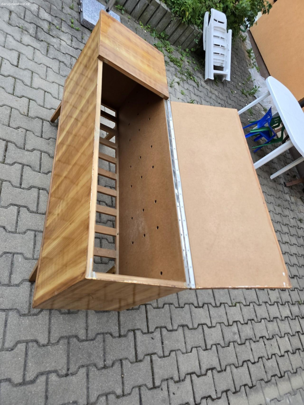 daruji peřiňák. daruji peřiňák viz foto, jedna noha nestabilní