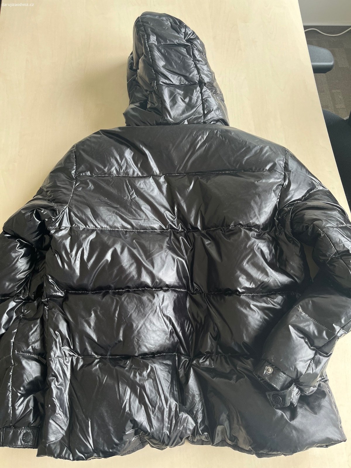 Daruji péřovou bundu vel.M. Perova bunda Moncler. Tepla. Nosena.