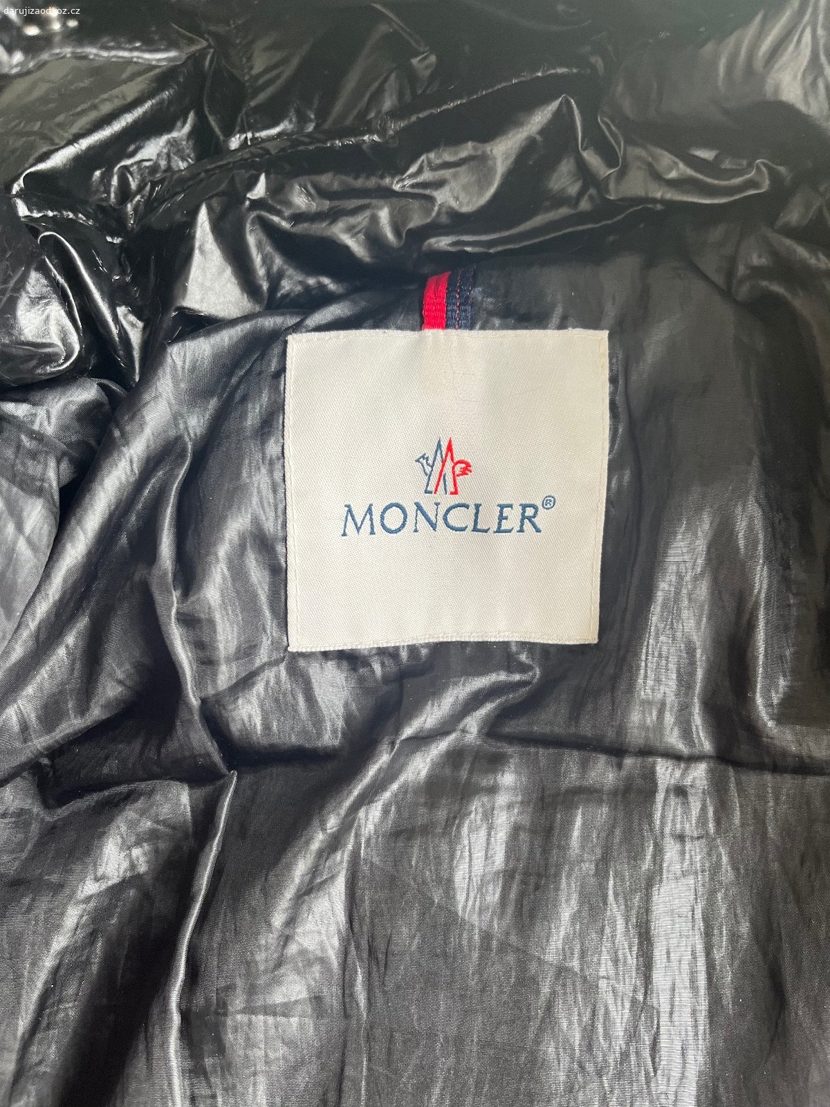 Daruji péřovou bundu vel.M. Perova bunda Moncler. Tepla. Nosena.