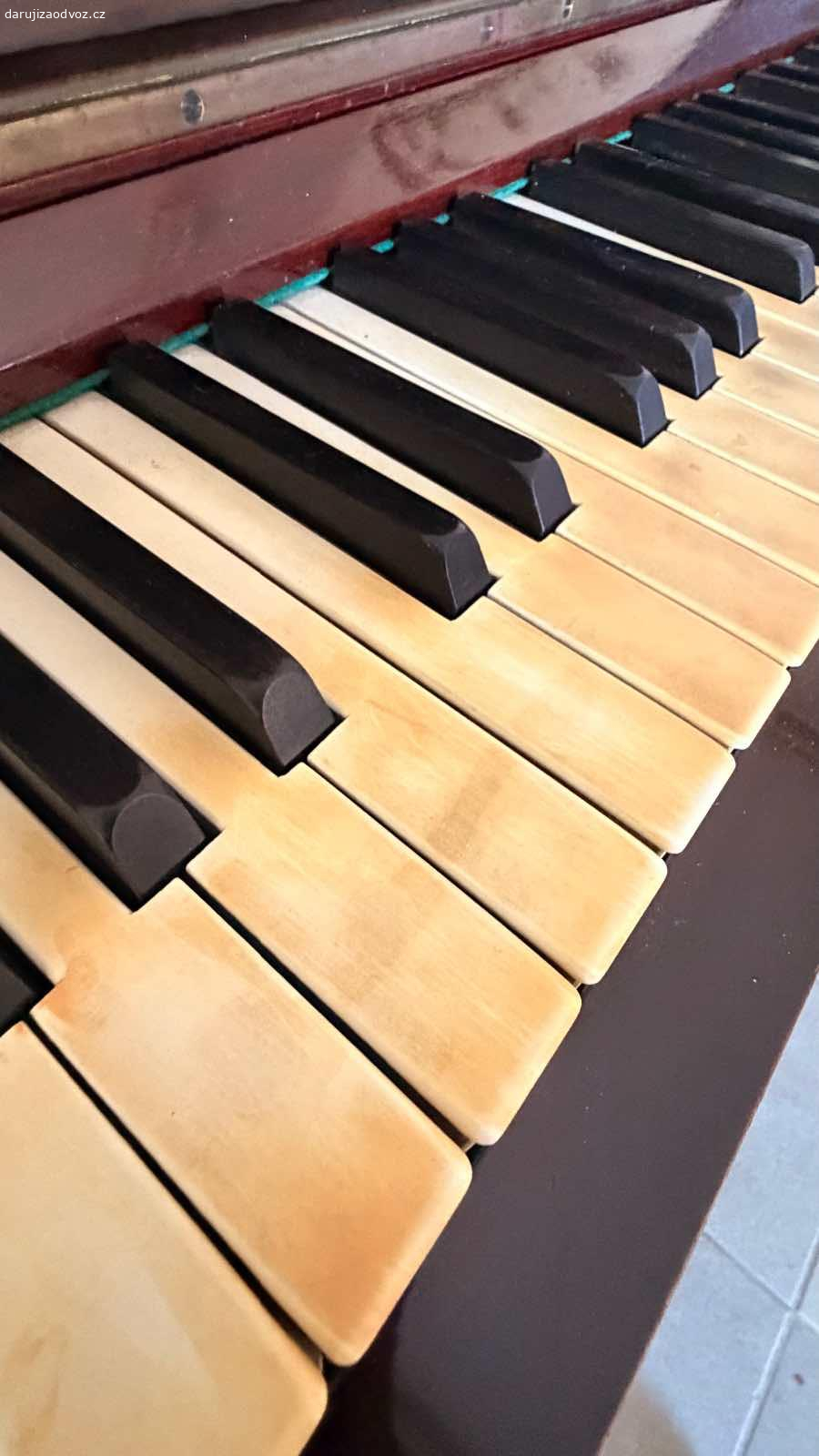 Daruji pianino Rous. Původní stav, neladěné, dvě klapky nedoklapnou. Vrbice u Vacova