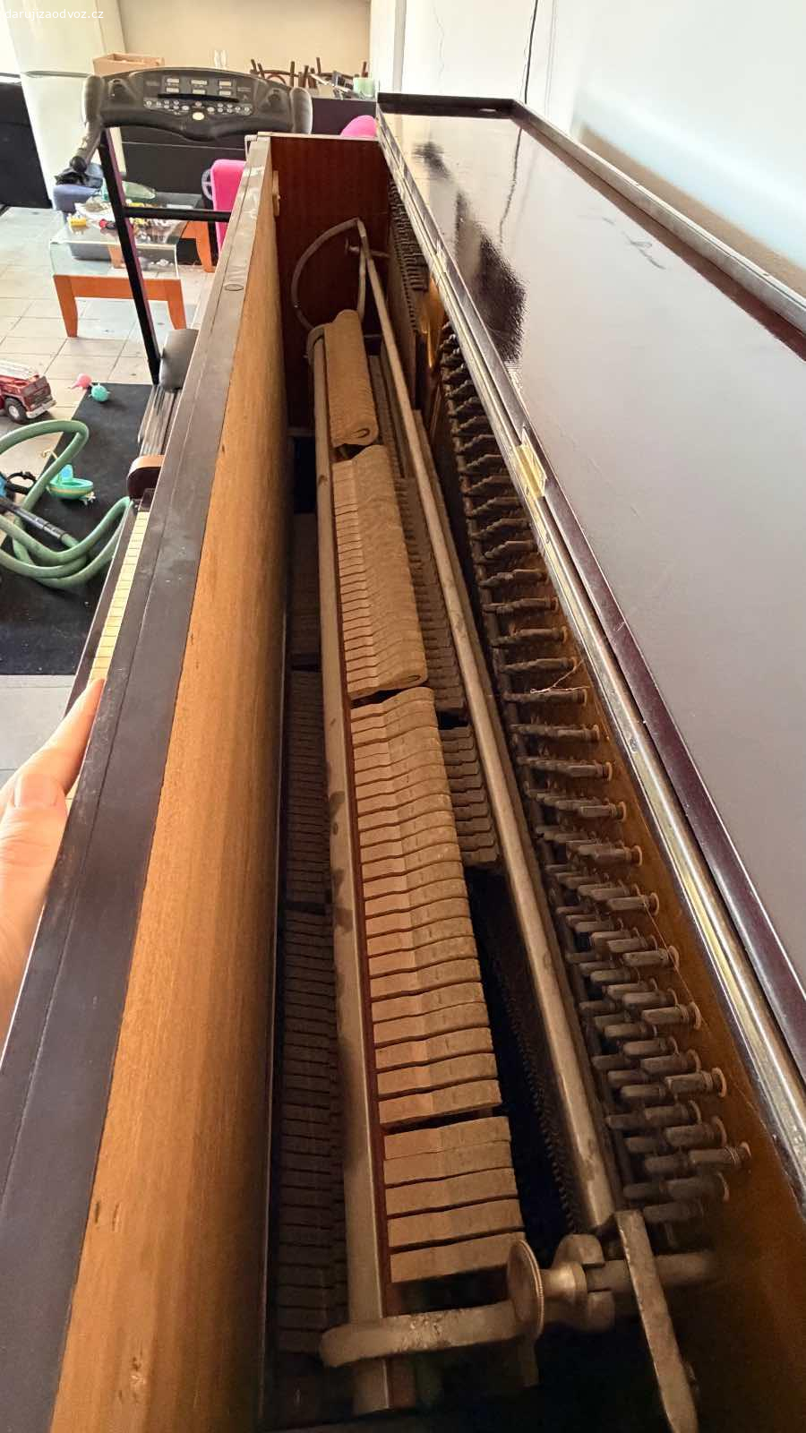 Daruji pianino Rous. Původní stav, neladěné, dvě klapky nedoklapnou. Vrbice u Vacova