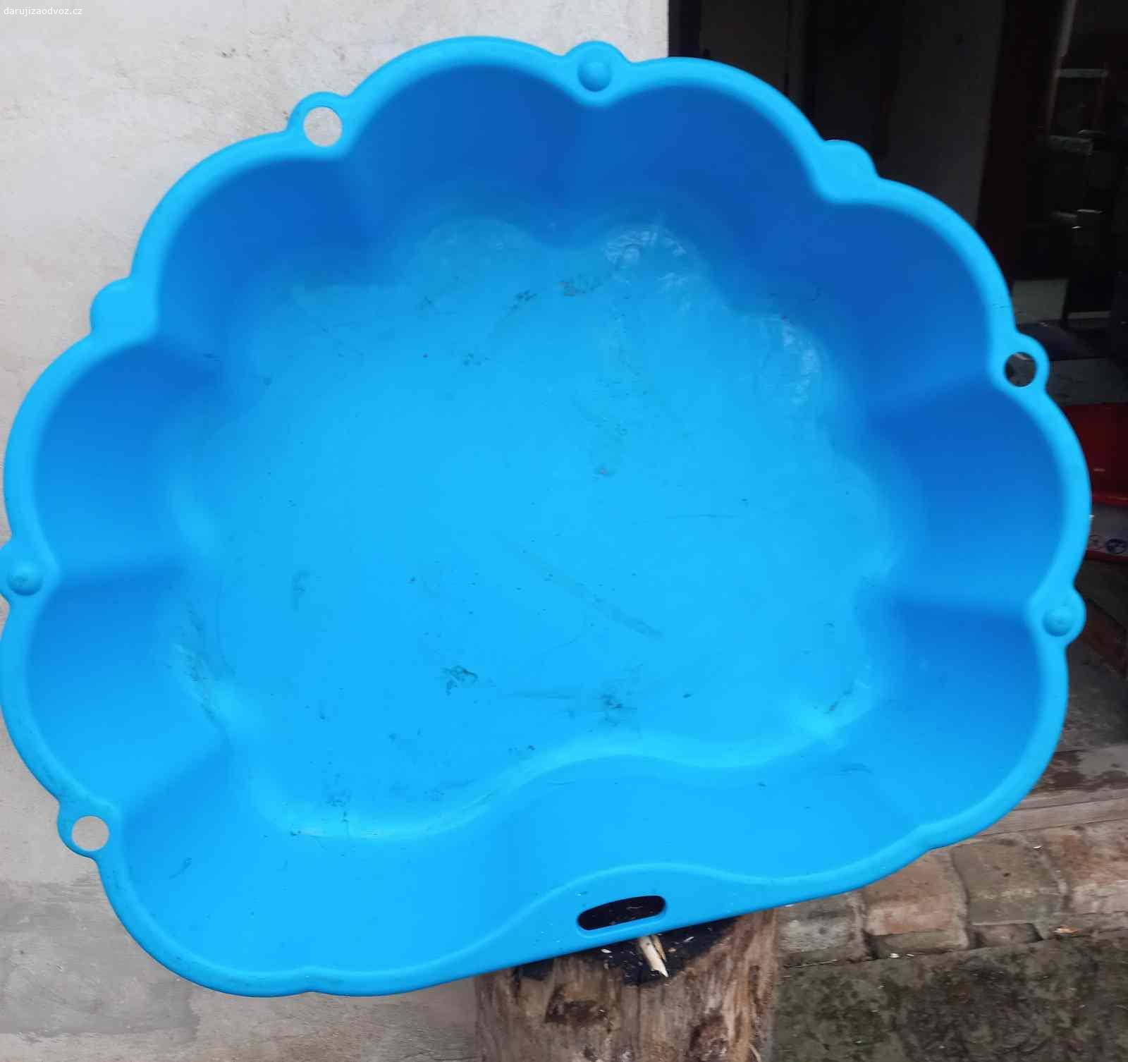 Daruji plastové pískoviště/bazének ve tvaru oblaku. Daruji 2 (modré a červené, lze i jednotlivě) plastové pískoviště/bazénky ve tvaru obláčku, nesou známky používání, snadno přenositelné, rozměry jsou: 74 x 90 x 19 (v) cm.
