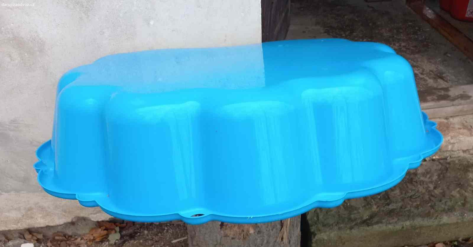 Daruji plastové pískoviště/bazének ve tvaru oblaku. Daruji 2 (modré a červené, lze i jednotlivě) plastové pískoviště/bazénky ve tvaru obláčku, nesou známky používání, snadno přenositelné, rozměry jsou: 74 x 90 x 19 (v) cm.