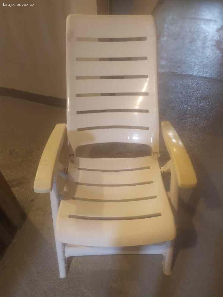 Daruji plastovou židli. Daruji bílou plastovou polohovatelnou židli. Používaná málo, jen leží ve sklepě. Předání Jesenice u Prahy.