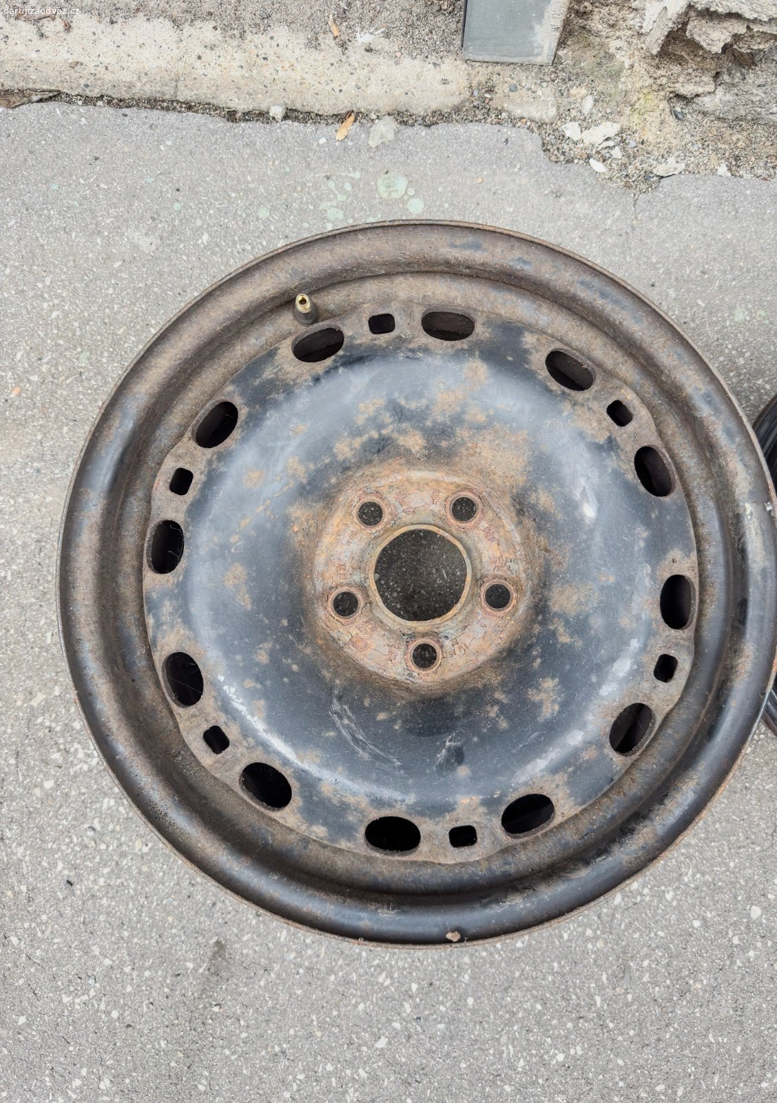 Daruji plechove disky 15” 5x100. Daruji plechove disky 15” 5x100, například Škoda Rapid Spaceback, ježděné jako zimní od roku 2014, stav odpovídá. Dva disky jsou lepší dva horší. Možná se to někomu bude hodit k renovaci nebo na něco jiného, než to vyhodím. K vyzvednutí Žižkov - Biskupcova, Modřany - Vorařská, Radotín, případně mezi těmito místy mohu dovézt. Preferuji si nejdříve napsat email nebo sms před voláním, nerad zvedám cizí čísla.