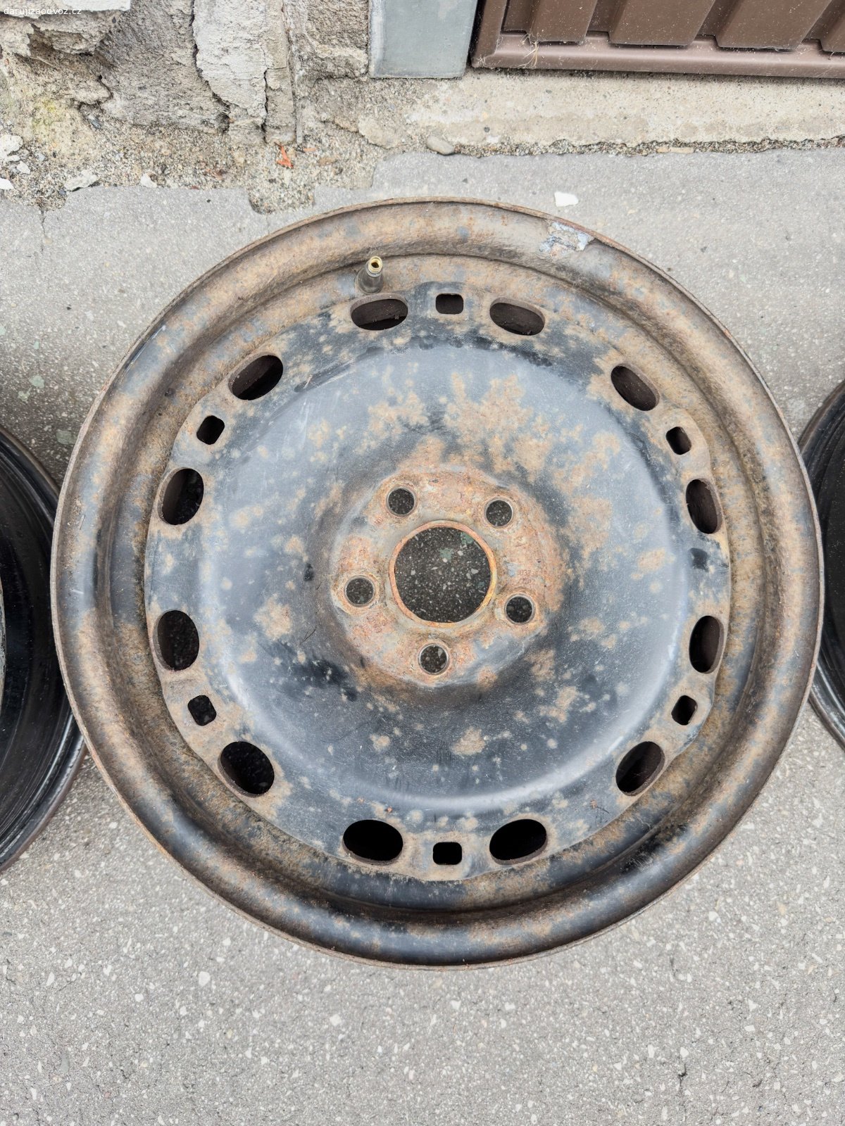 Daruji plechove disky 15” 5x100. Daruji plechove disky 15” 5x100, například Škoda Rapid Spaceback, ježděné jako zimní od roku 2014, stav odpovídá. Dva disky jsou lepší dva horší. Možná se to někomu bude hodit k renovaci nebo na něco jiného, než to vyhodím. K vyzvednutí Žižkov - Biskupcova, Modřany - Vorařská, Radotín, případně mezi těmito místy mohu dovézt. Preferuji si nejdříve napsat email nebo sms před voláním, nerad zvedám cizí čísla.