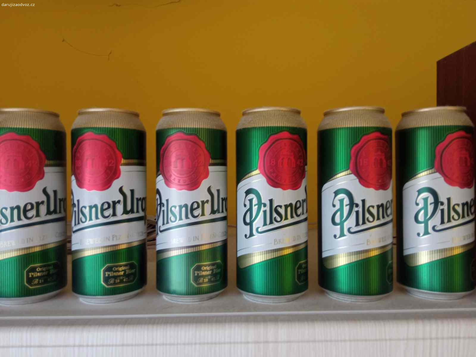 Daruji plechovky. Nabízím plechovky od 12° piva Pilsner Urquell z dózy a z výročí založení plzeňské várky. Taky  chorvatská piva a sklo.
Dohromady, než to skončí v popelnici.
