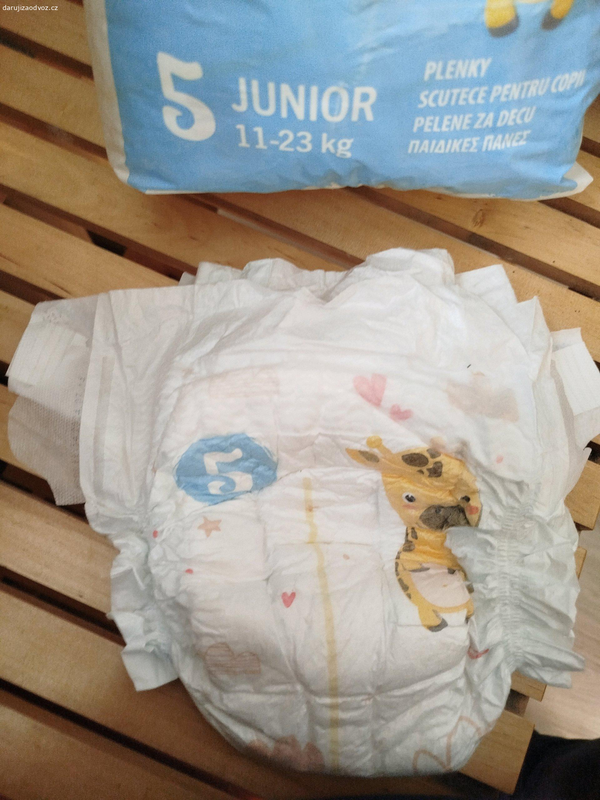 Daruji plenky. Daruji plenky baby cute Comfort a care velikost 5. 11-23kg.. Balení je načaté, ale stále tam zbývá cca 40ks plen?