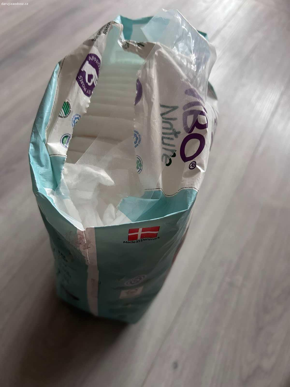 Daruji pleny. Daruji pleny, balení otevřeno a vzali jsme 3 pleny, jinak jsou všechny.
Dítě už máme velké a nevyužijeme je.