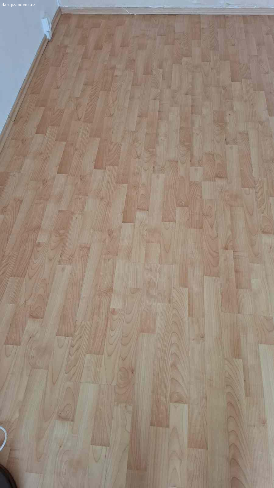 Daruji plovoucí podlahu. Daruji cca 30m2 laminátové plovoucí podlahy, použitá , ale zachovalá.