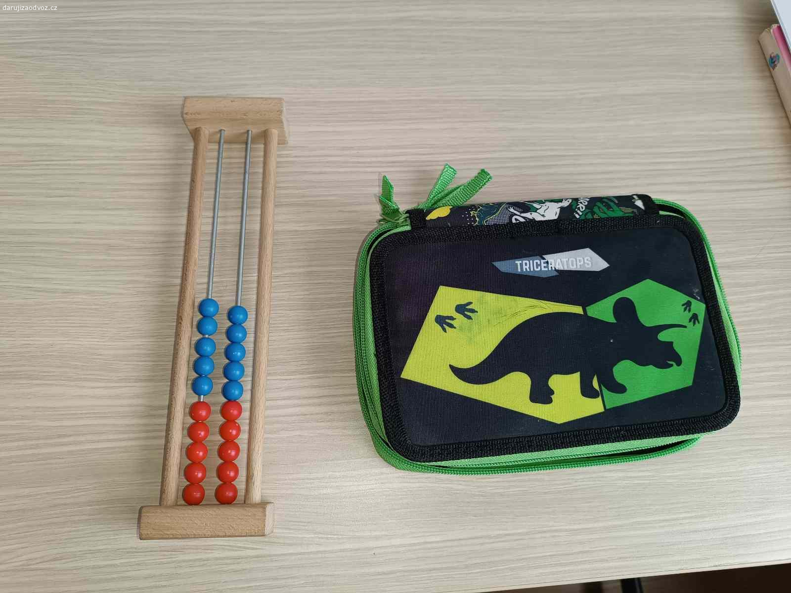 Daruji počítadlo do první třídy a penál. Penál je používaný, ale zachovalý, počítadlo jako nové.