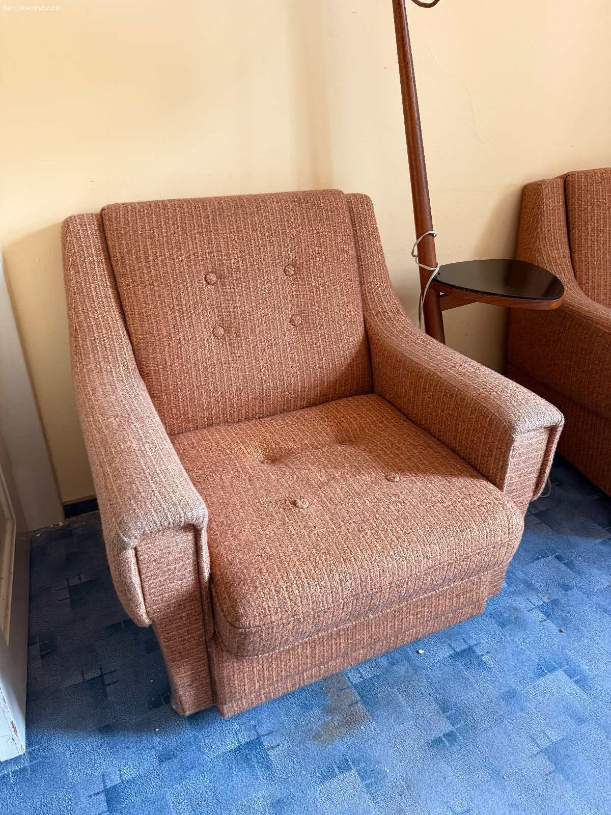 Daruji pohodlná zachovalá retro křesla. Daruji za odvoz dvě starší ale stále pohodlná křesla. V dobrém stavu, potřebují vytepovat od prachu. Byla vždy v jedné domácnosti v hygienicky standardních podmínkách u nekuřáků. Poslední měsíc jsou pod plachtou v bytě kde se bourá. Vyzvednutí ideálně v týdnu v odpoledních hodinách. Lampa není v nabídce :) Pište prosím rovnou čas a telefonní číslo ať se můžeme efektivně domluvit, děkuji :) Místo vyzvednutí je v Praze, kousek od Vyšehradu.