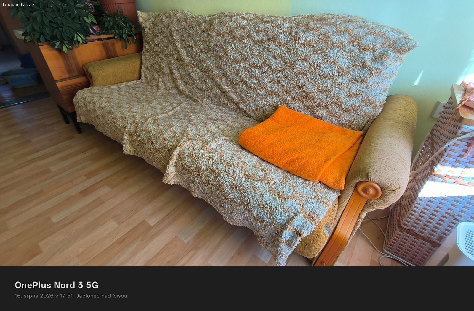 Daruji gauč a křeslo. 1x gauč rozkládací na 1,5 lůžko + křeslo,  vše neprosezené. Viz foto