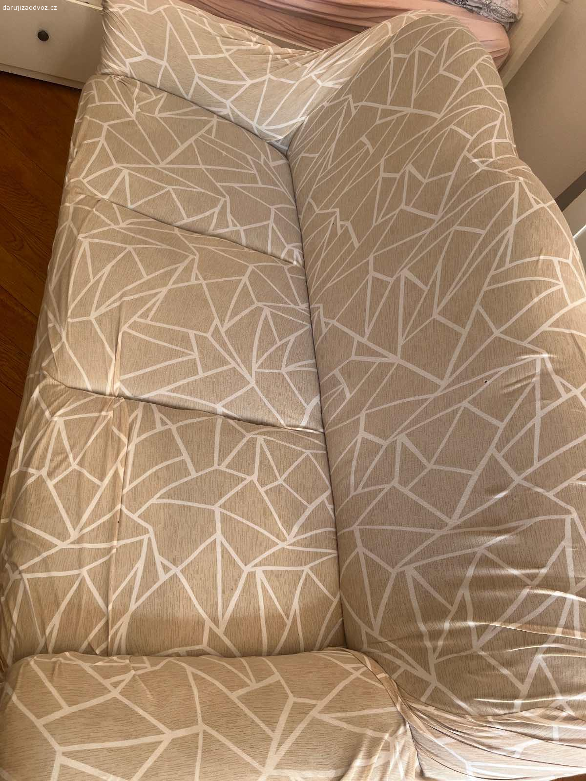 Daruji pohovku. Potřebuje renovaci. Celkově pohodlné; vyzvednutí do 12. září.