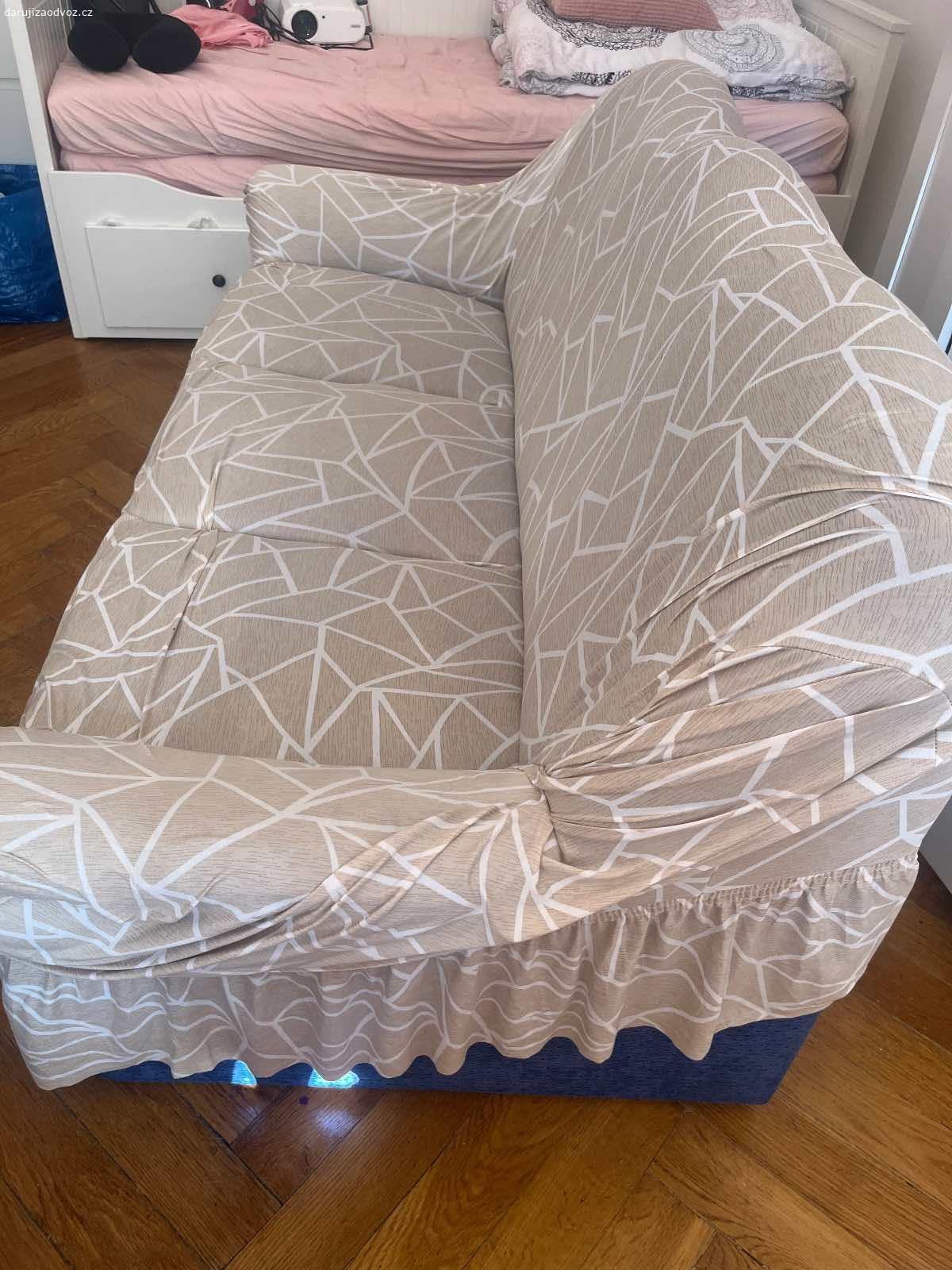 Daruji pohovku. Potřebuje renovaci. Celkově pohodlné; vyzvednutí do 12. září.