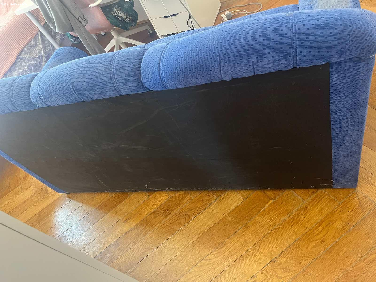 Daruji pohovku. Potřebuje renovaci. Celkově pohodlné; vyzvednutí do 12. září.