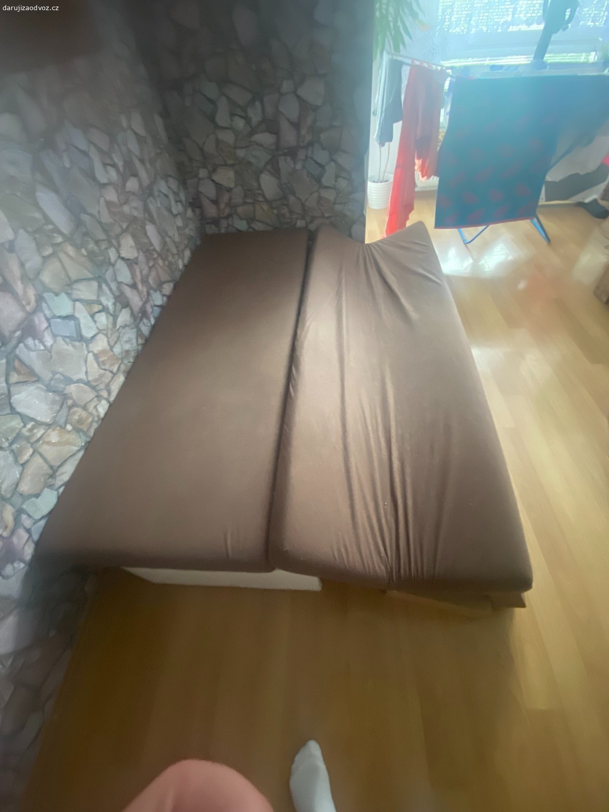 Daruji pohovku. Daruji rozkládací pohovku o rozměrech 200x180 cm.
Pohovka je z jedné půlky zlomená.

Pokud jí někdo využije a chtěl by jí, budu ráda, když si jí co nedříve odveze.

Děkuji za odpovědi.
Gábina