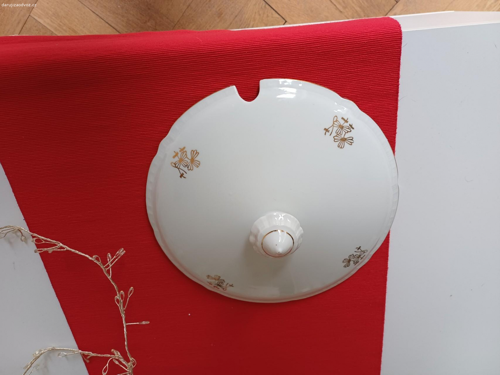 Daruji poklici na mísu. Daruji poklici na polévkovou mísu, porcelán, průměr 22 cm. Možná se najde někdo, kdo má zase mísu bez poklice ?