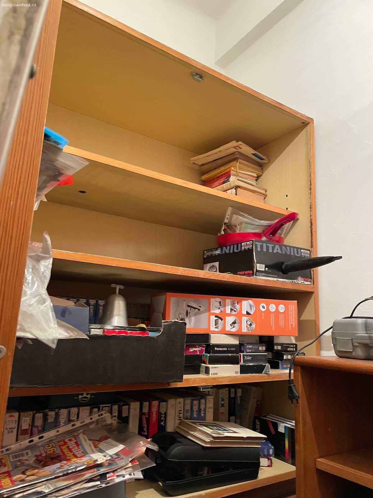 Daruji police, skříně. 4 police, 2 skříně, 2 skříně od nábytkové stěny, věšák