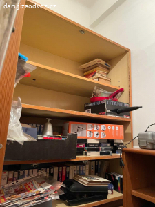 Daruji police, skříně