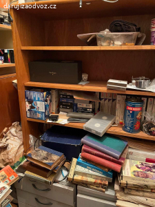 Daruji police, skříně