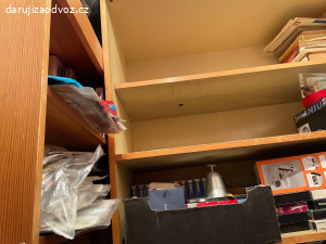 Daruji police, skříně