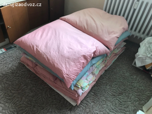 Daruji polštáře a přikrývky.