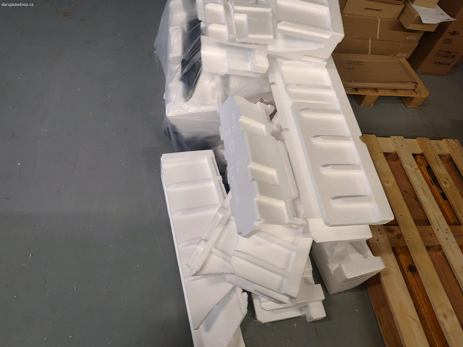 Daruji polystyren. Zbytky polystyrenu z obalů od velkých TV.