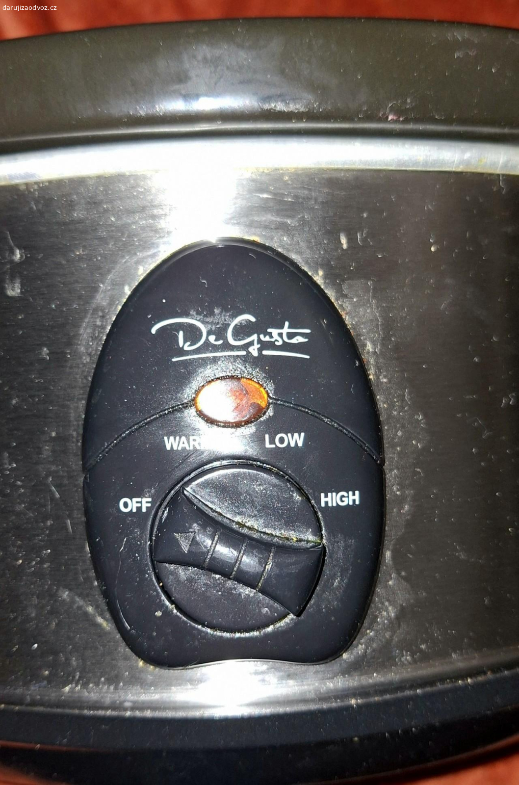 Daruji pomalý  hrnec. Daruji pomalý hrnec o obsahu 3,5 l, ve výborném stavu.