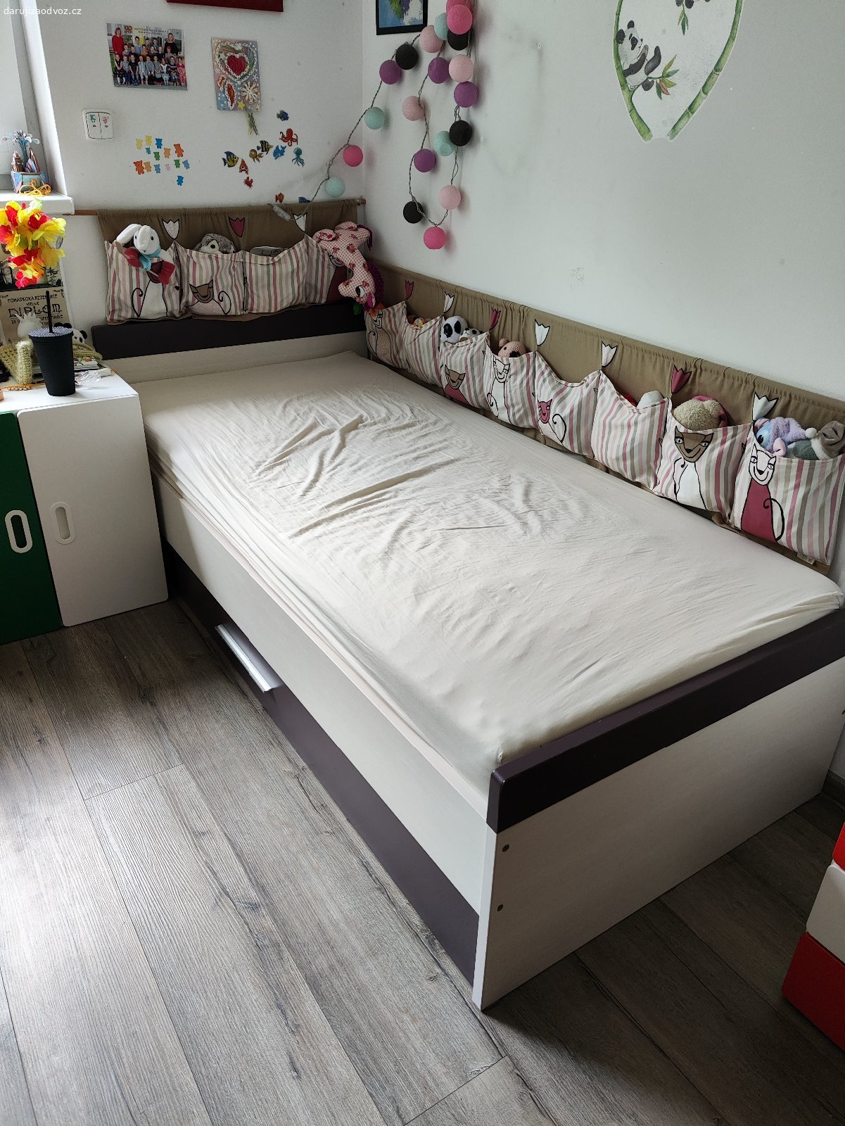 Daruji postel 90x200. Daruji postel, fialovo bílou, po 2 dětech, ale stále velmi funkční. Má 1 vysouvací úložný šuplík. Včetně rostu a matrace.