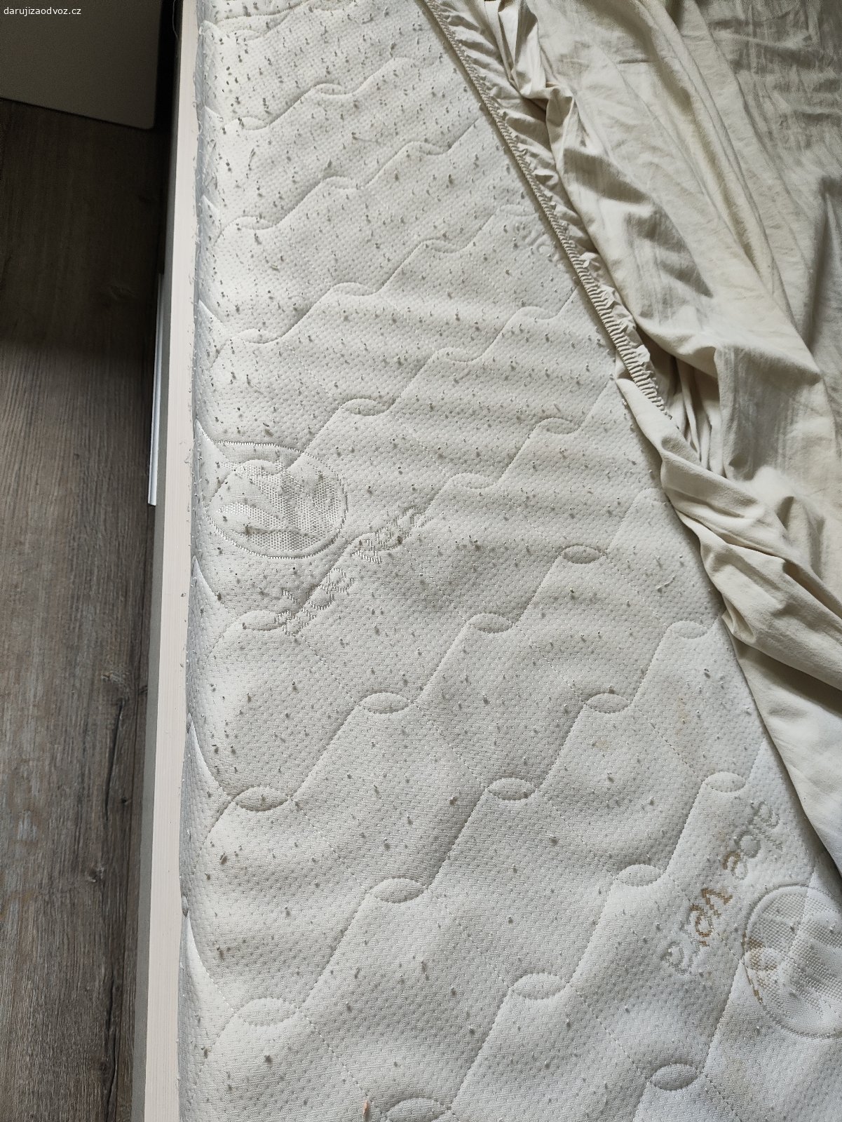 Daruji postel 90x200. Daruji postel, fialovo bílou, po 2 dětech, ale stále velmi funkční. Má 1 vysouvací úložný šuplík. Včetně rostu a matrace.