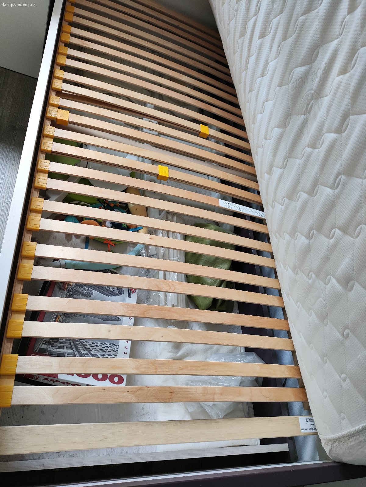 Daruji postel 90x200. Daruji postel, fialovo bílou, po 2 dětech, ale stále velmi funkční. Má 1 vysouvací úložný šuplík. Včetně rostu a matrace.
