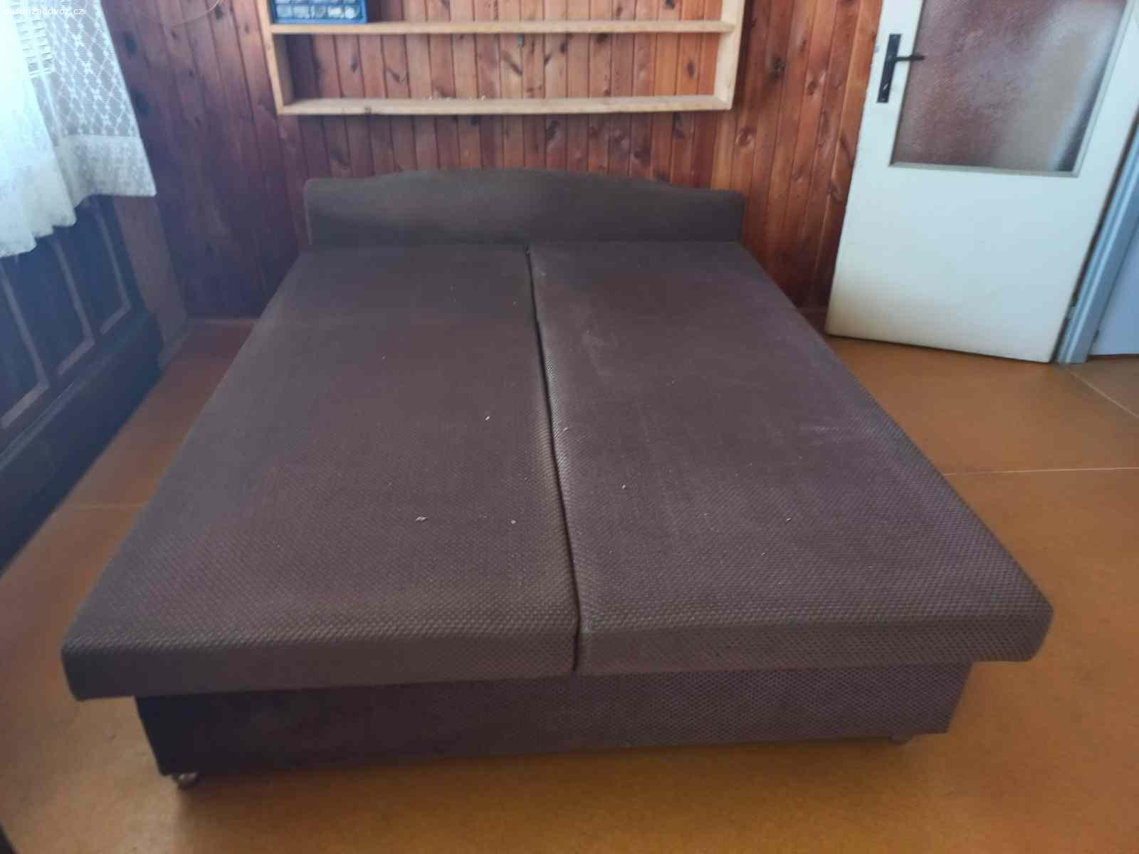 Daruji postel dvojlůžko. Daruji za odvoz postel 180x200cm dvojlůžko s úložným prostorem. Používané, ale ne poškozené ani špinavé.