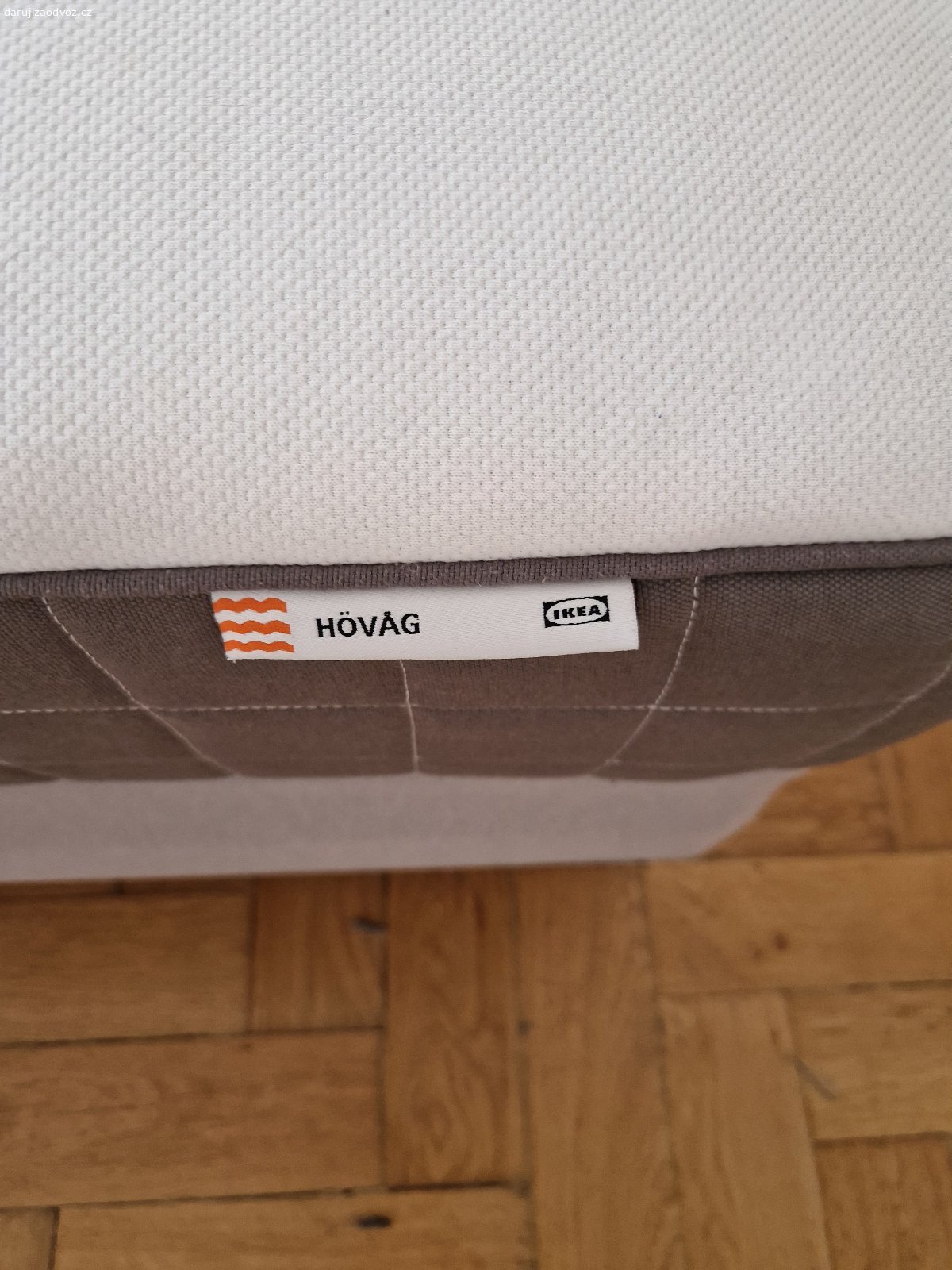 Daruji postel IKEA i a matrací. 140 x 200. Matrace měkká, ale politá čajem- žádný žápach!!! Nalomené střední prkno, ale jinak čistý bytový stav. Chvátá!