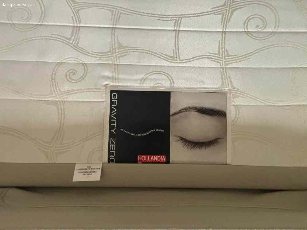 Daruji  postel king size zn.Hollandia. Nabízím velkou (200x200) postel zn.Hollandia, s polohovacími rošty (bez matrací). Povrchová úprava kůže /v čele lehce popraskaná). JInak je postel  v dobrém stavu (koupě r.2014).