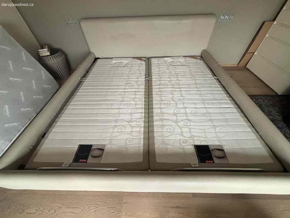 Daruji  postel king size zn.Hollandia. Nabízím velkou (200x200) postel zn.Hollandia, s polohovacími rošty (bez matrací). Povrchová úprava kůže /v čele lehce popraskaná). JInak je postel  v dobrém stavu (koupě r.2014).
