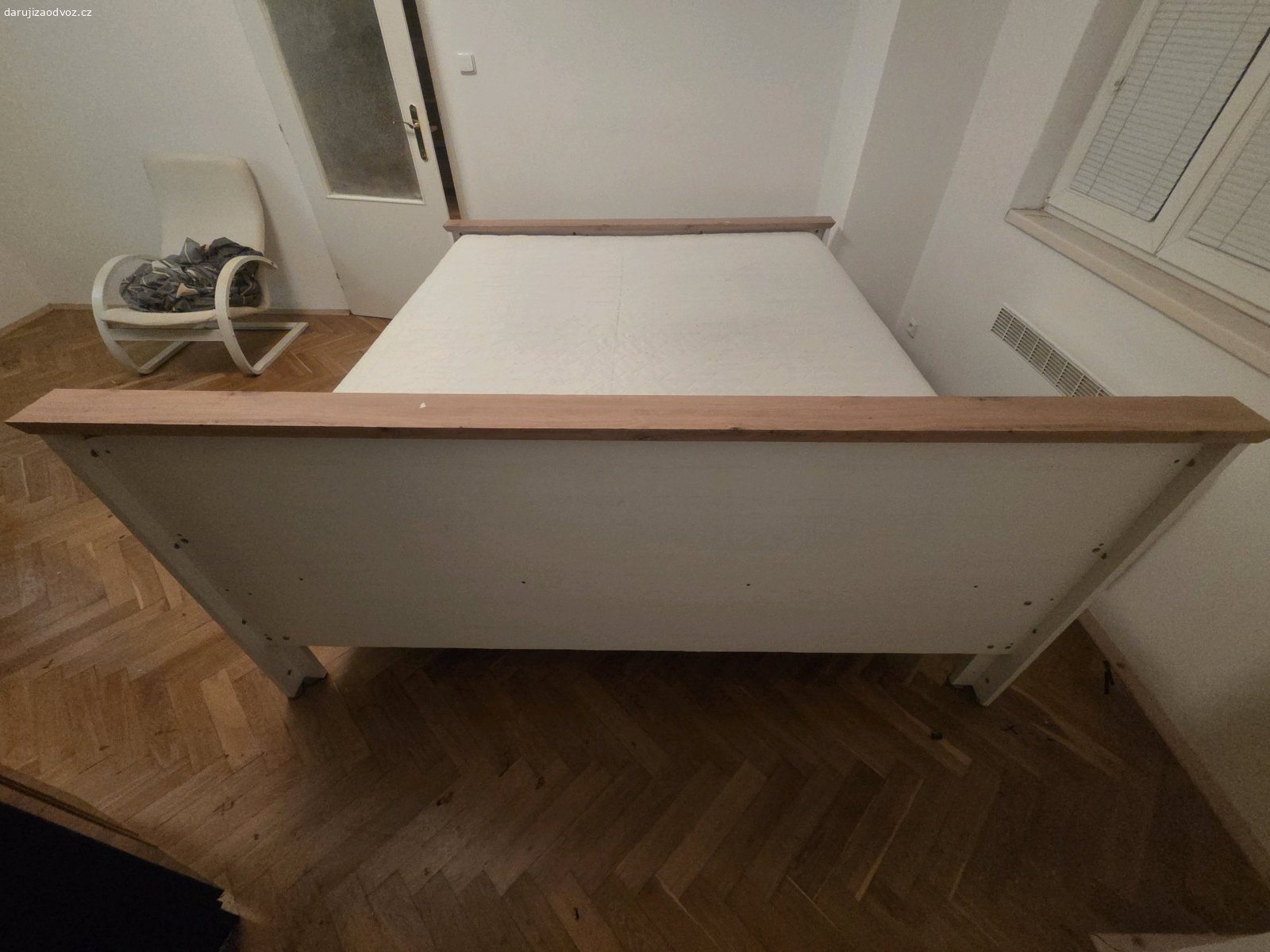 Daruji postel s matrací a rošty. Daruji postel se vším všudy. Matrace má 180cm na 200cm. Potřebuji vyvézt do úterý večer. Vše zdarma, ale chtěla bych zájemce poprosit jestli by mi pomohl svým vozem odvézt zbytek nabytku o který nemá nikdo zájem na sběrný dvůr, který je asi jen kilometr daleko.