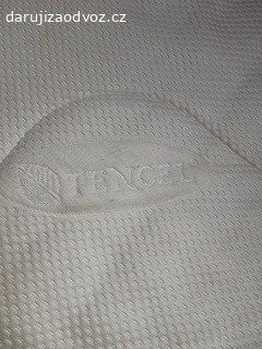 Daruji postel s matrací. Postel (bílá koženka) s čelem (počítat s opravou slepením švu), rozměr 169/230/38 cm (šířka/délka/výška) + výška čela 91 cm včetně dřevěného roštu a matrace s odnímatelným povlakem.