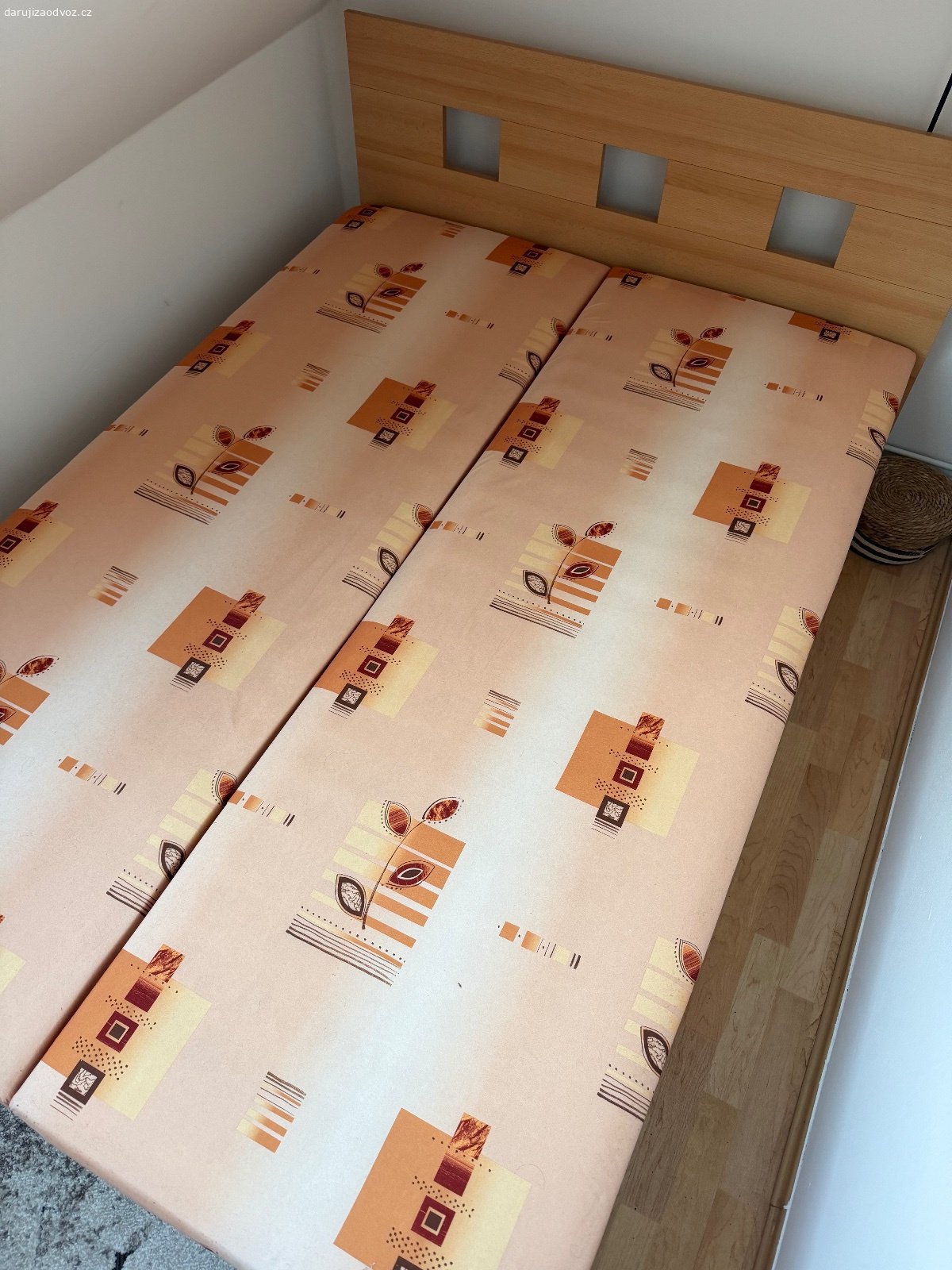 Daruji postel s úložným prostorem 140x200 cm. Daruji za odvoz postel o rozměru 140 × 200 cm s praktickým výklopným úložným prostorem. Postel je ve velmi dobrém stavu a je pevná a plně funkční. Nutné vlastní rozmontování a odvoz.