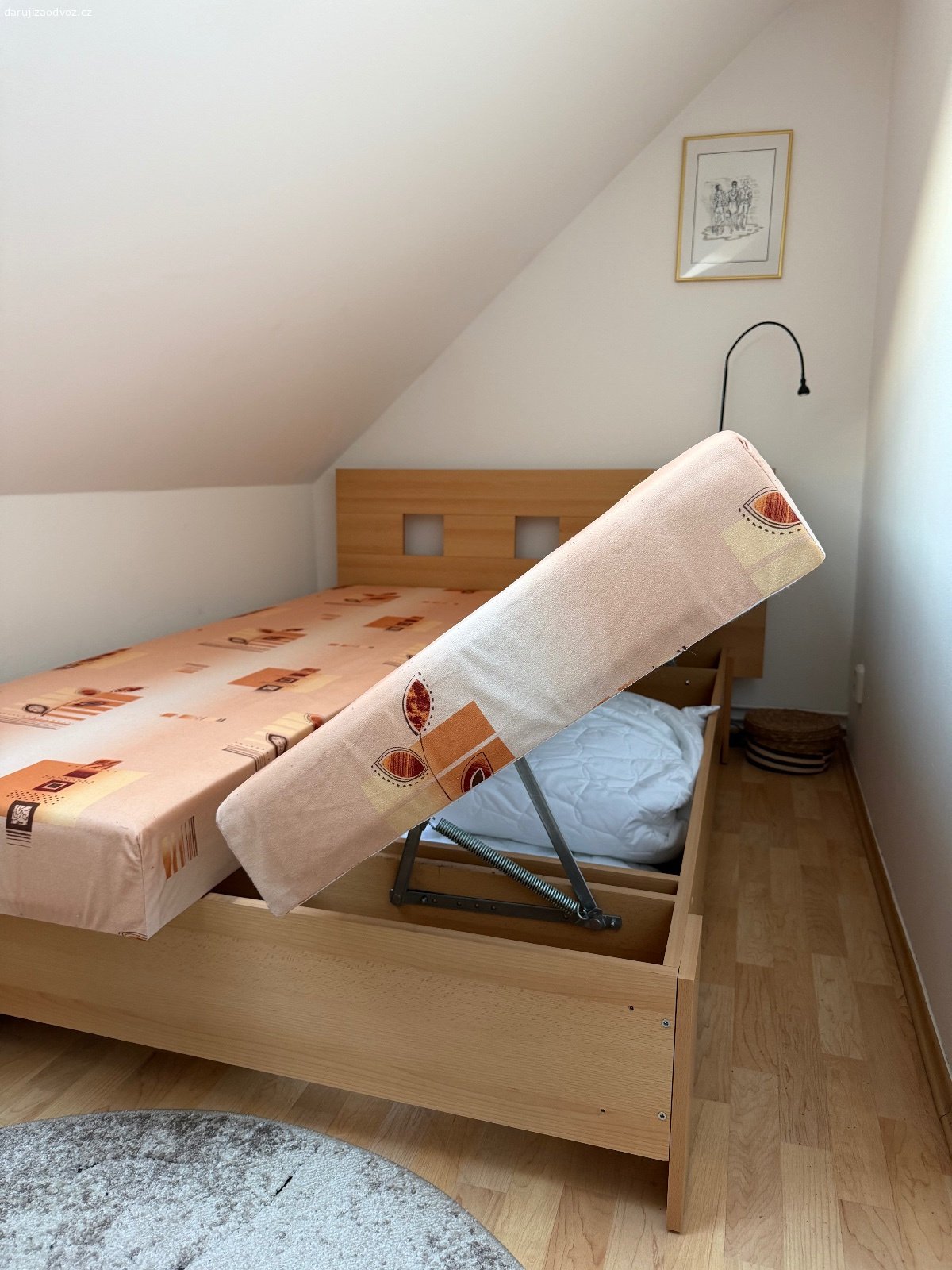 Daruji postel s úložným prostorem 140x200 cm. Daruji za odvoz postel o rozměru 140 × 200 cm s praktickým výklopným úložným prostorem. Postel je ve velmi dobrém stavu a je pevná a plně funkční. Nutné vlastní rozmontování a odvoz.