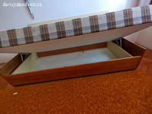 Daruji postel s úložným prostorem.