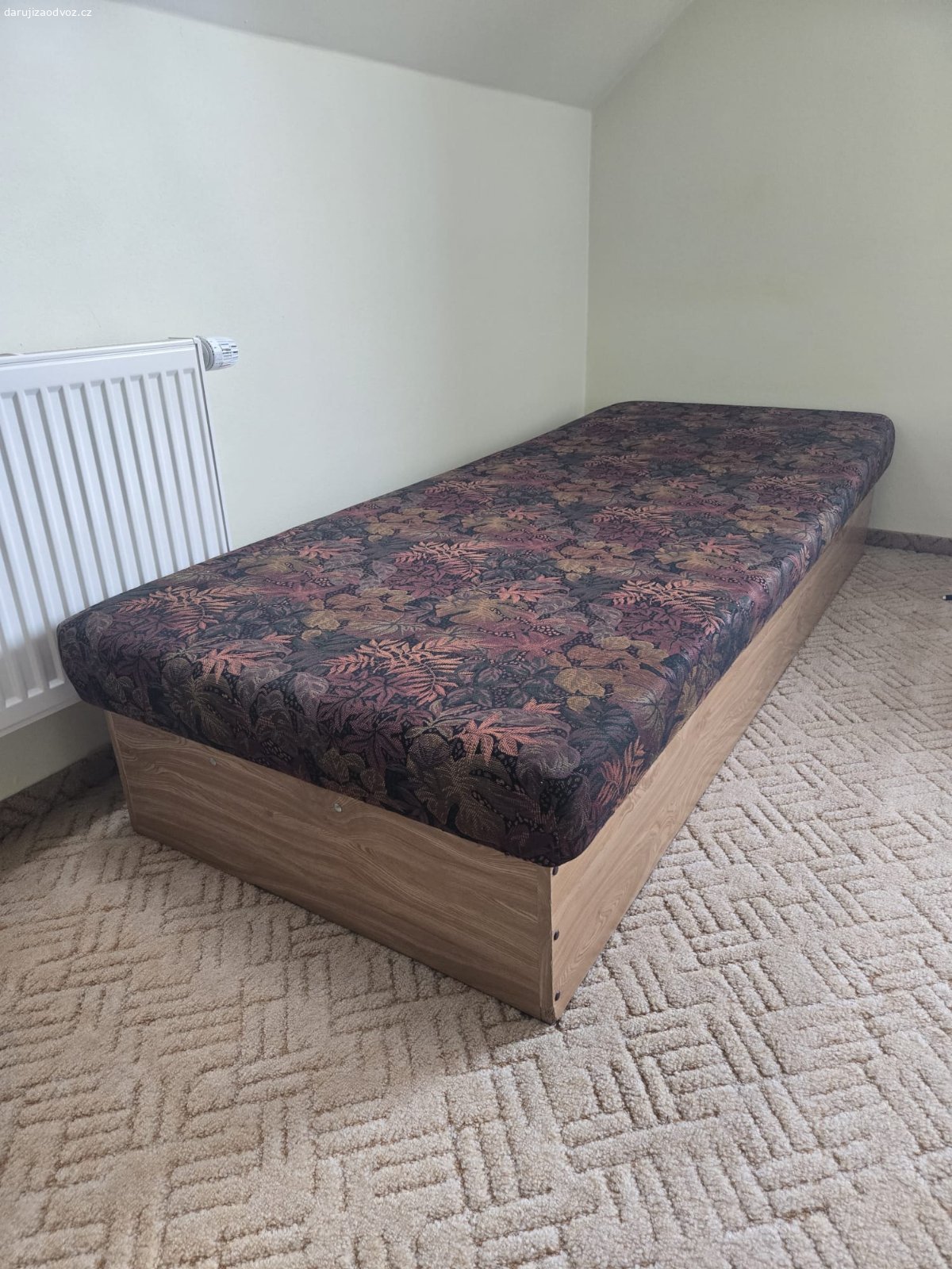 Daruji postel/válendu s úložným prostorem. Rozměr 196 cm x 81 cm, výška 37 cm.  Spodní úložný díl je z dřevotřísky a nese známky stáří a opotřebení, čalouněná část v krásném stavu, viz fotky. Postel je těžká a je nutné si zajistit vlastní odvoz ve 2 osobách. Pro snadnější komunikaci do odpovědi prosím uveďte tel. číslo, děkuji.