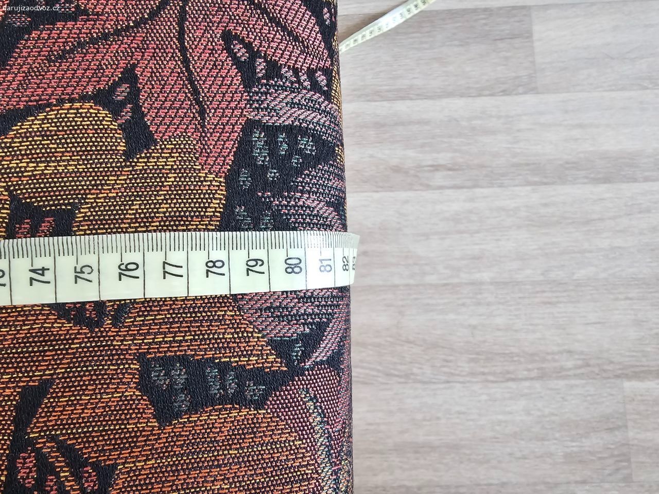 Daruji postel/válendu s úložným prostorem. Rozměr 196 cm x 81 cm, výška 37 cm.  Spodní úložný díl je z dřevotřísky a nese známky stáří a opotřebení, čalouněná část v krásném stavu, viz fotky. Postel je těžká a je nutné si zajistit vlastní odvoz ve 2 osobách. Pro snadnější komunikaci do odpovědi prosím uveďte tel. číslo, děkuji.