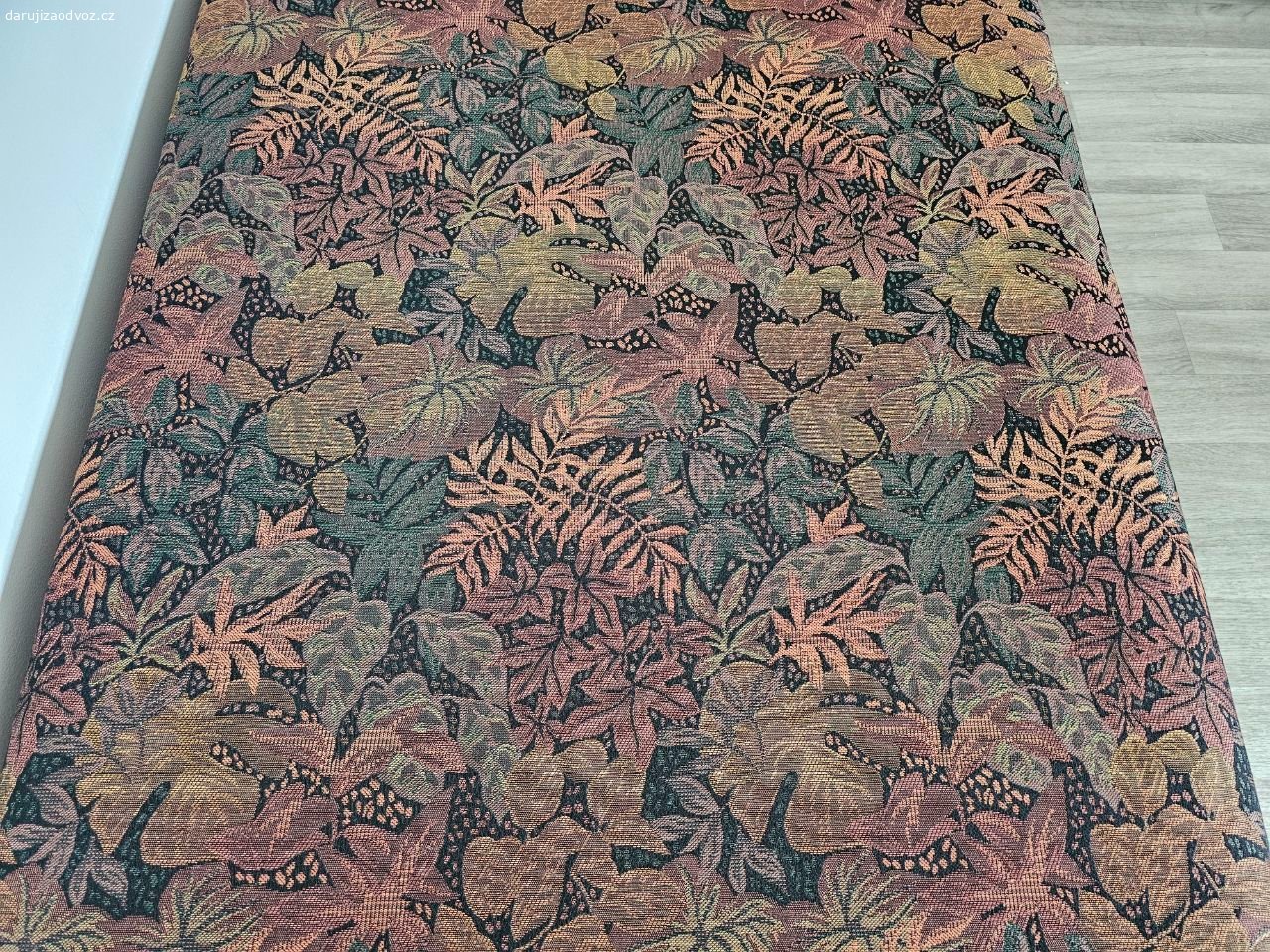 Daruji postel/válendu s úložným prostorem. Rozměr 196 cm x 81 cm, výška 37 cm.  Spodní úložný díl je z dřevotřísky a nese známky stáří a opotřebení, čalouněná část v krásném stavu, viz fotky. Postel je těžká a je nutné si zajistit vlastní odvoz ve 2 osobách. Pro snadnější komunikaci do odpovědi prosím uveďte tel. číslo, děkuji.