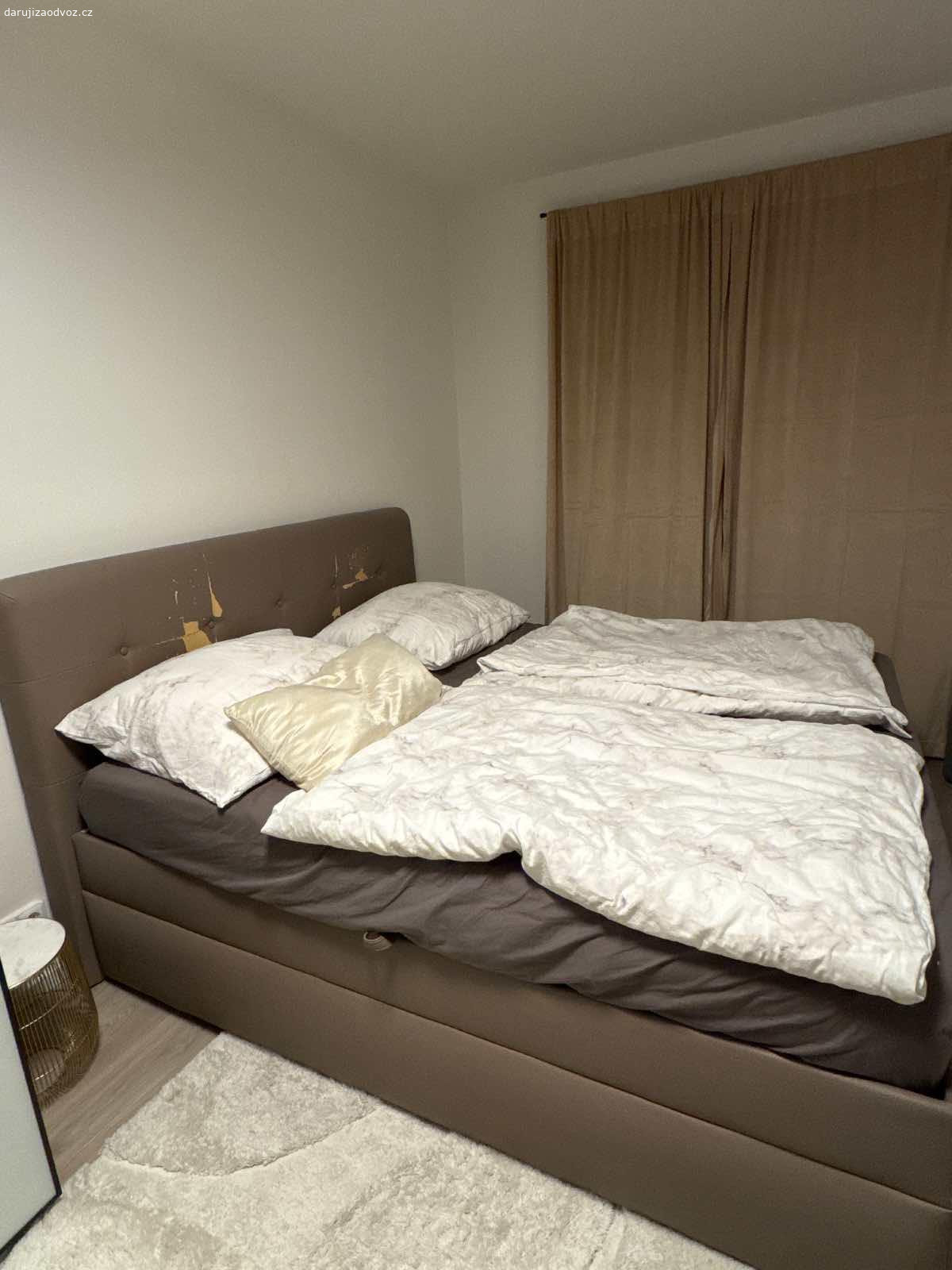 Daruji postel za odvoz. Postel manzelska 180x200, velky ulozny prostor s rosty bez matraci.
