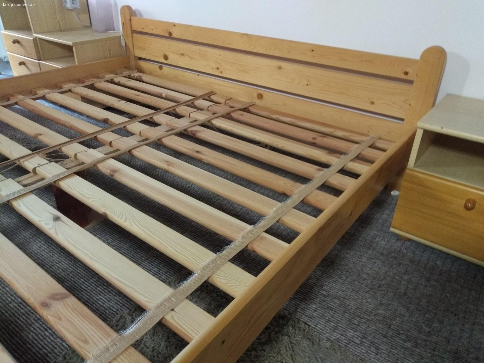 Daruji postel/ předání Znojmo. Postel 180x200(manželská) dřevo/z leštěné borovice, s roštem  bez matrací, zachovalá, také možno k tomu noční stolky. Daruji za odvoz, neposílám!