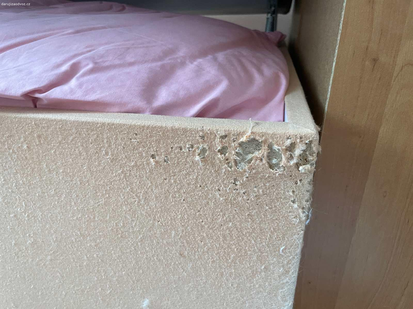 Daruji postel. Daruji postel 195x90cm s úložným prostorem.

Zájemci ať volají na uvedené tel.číslo na SMS ani email nebudeme reagovat.