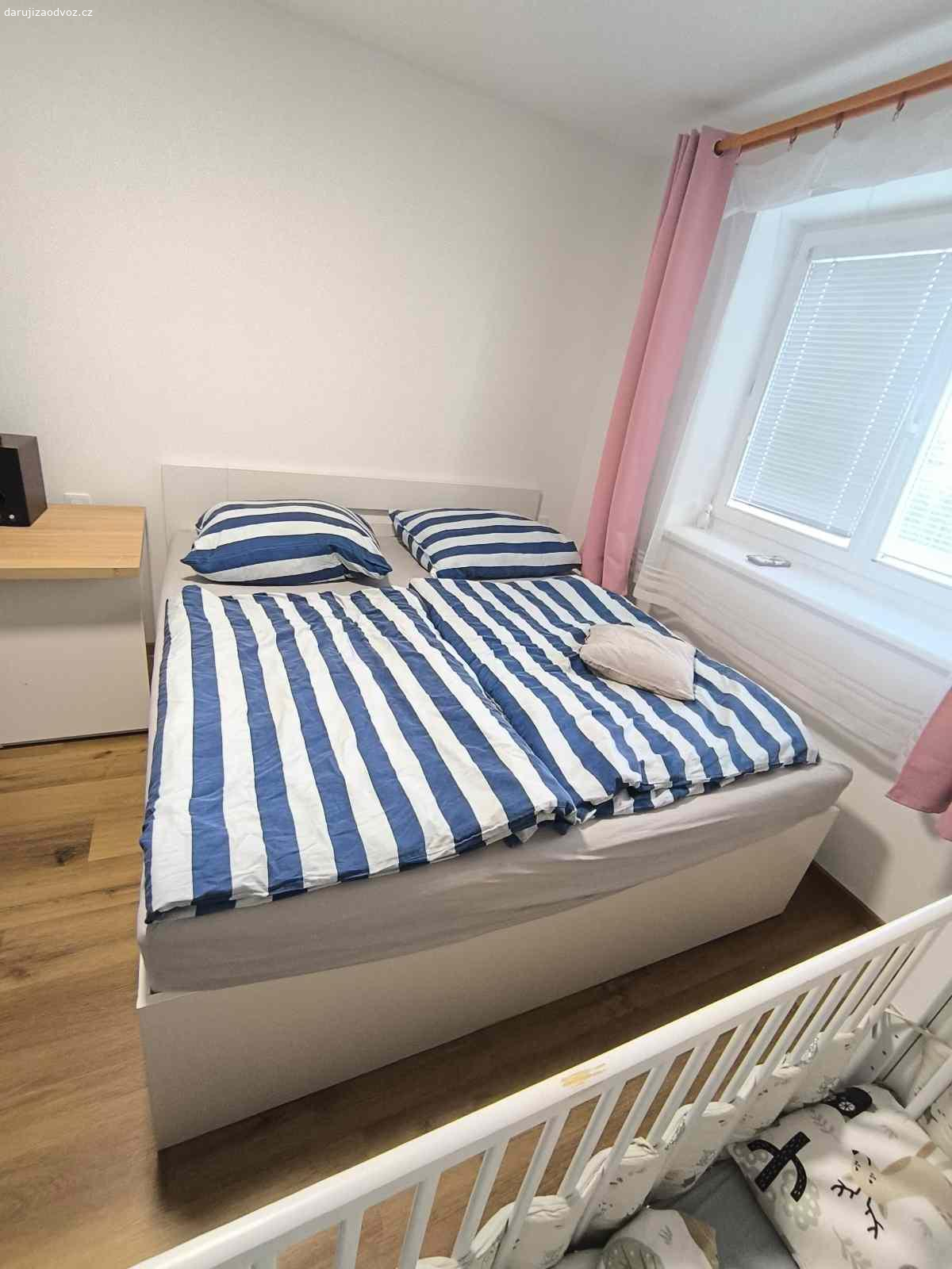 Daruji postel. Daruji postel bez matrace za odvoz (případně něco malého pro syna?) 
Postel sice trochu vrže, ale když se přitáhne tak by to mohlo být v pohodě. K posteli jsou dva kvalitní rošty a dva šuplíky pod postel.
Neměl by někdo zájem, než postel odvezeme na sběrák