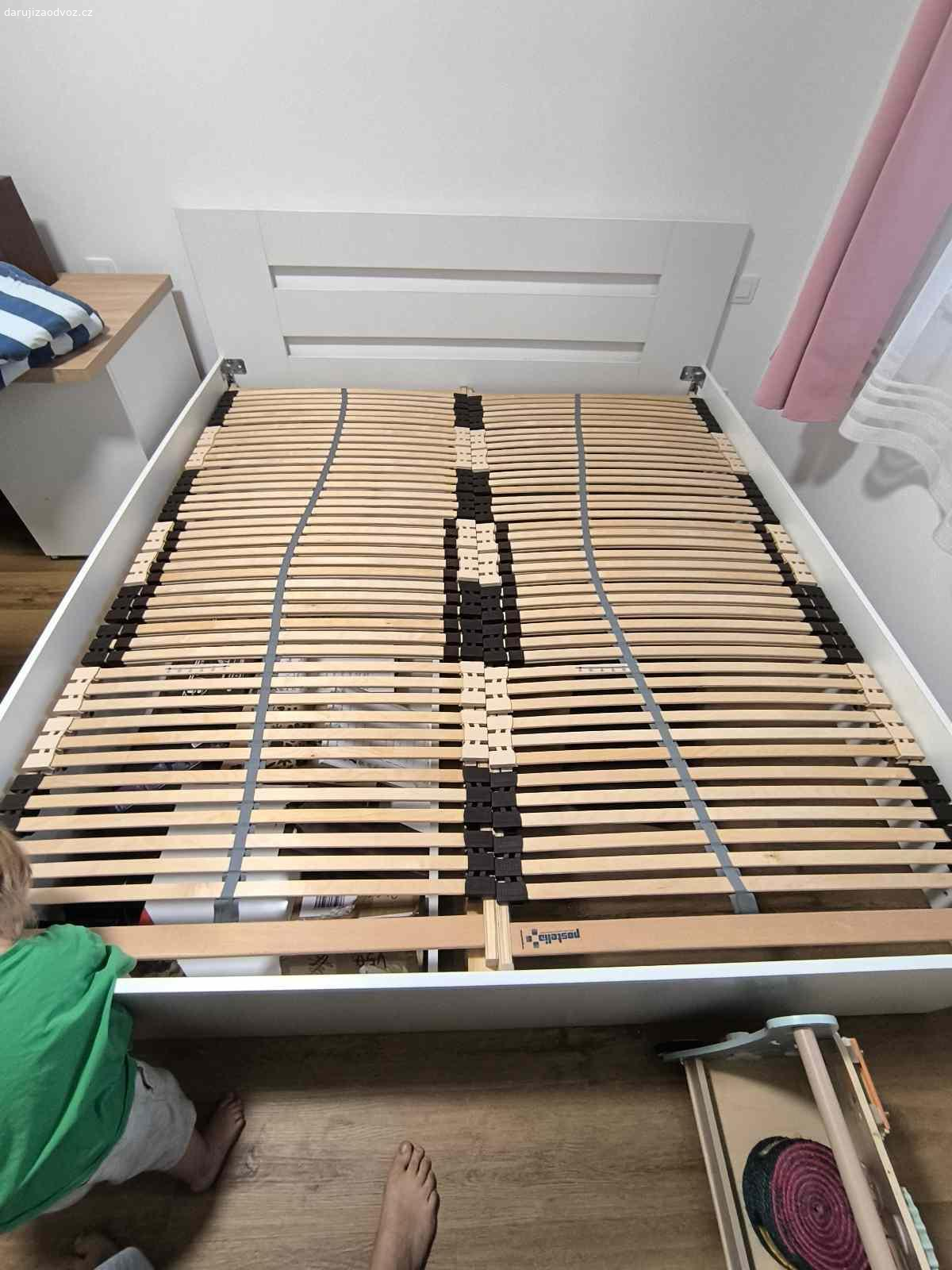 Daruji postel. Daruji postel bez matrace za odvoz (případně něco malého pro syna?) 
Postel sice trochu vrže, ale když se přitáhne tak by to mohlo být v pohodě. K posteli jsou dva kvalitní rošty a dva šuplíky pod postel.
Neměl by někdo zájem, než postel odvezeme na sběrák