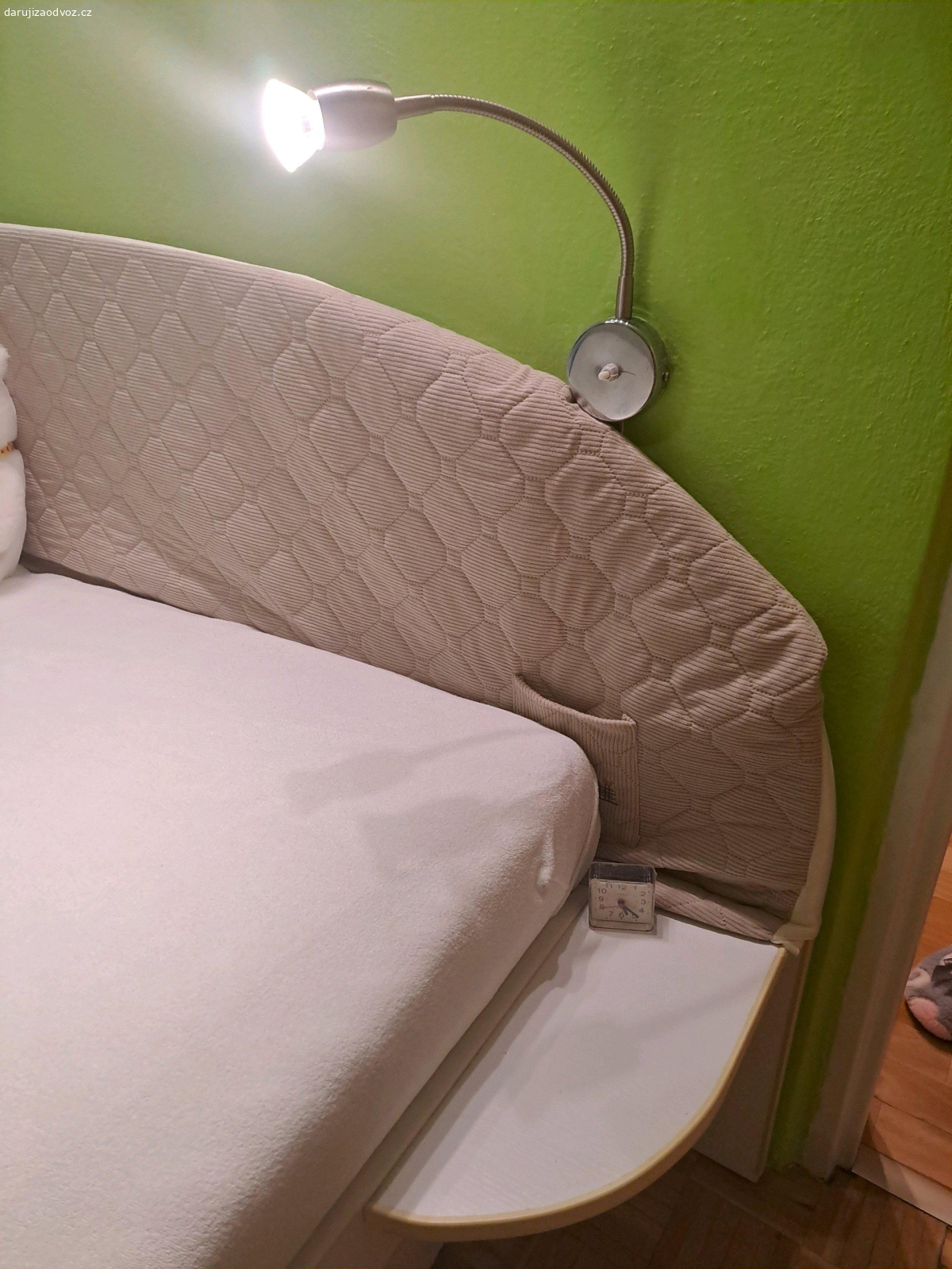 Daruji postel. Velikost 180x200 s matrací.  Nutný vlastní odvoz, rozebrání.